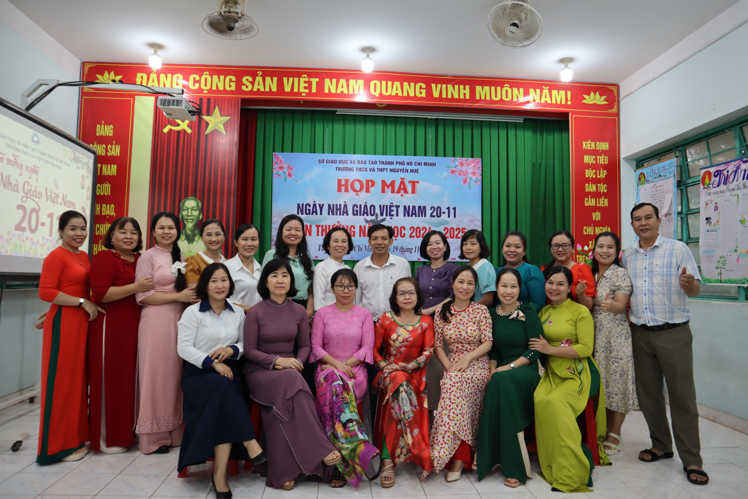 TRƯỜNG THCS VÀ THPT NGUYỄN HUỆ HỌP MẶT 43 NĂM NGÀY NHÀ GIÁO VIỆT NAM (20/11/1982 – 20/11/2025) VÀ KHEN THƯỞNG NĂM HỌC 2024 - 2025