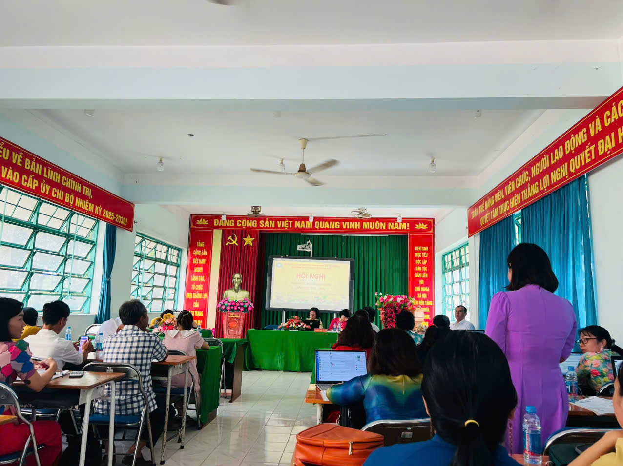 Viên chức, người lao động phát biểu tại Hội nghị