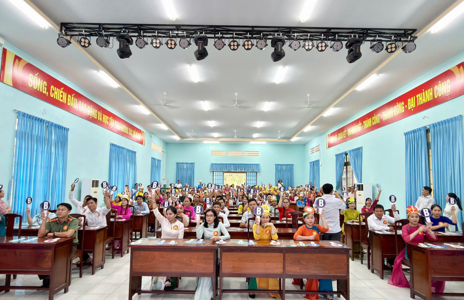 Hình ảnh diễn biến cuộc thi "Rung chuông vàng"