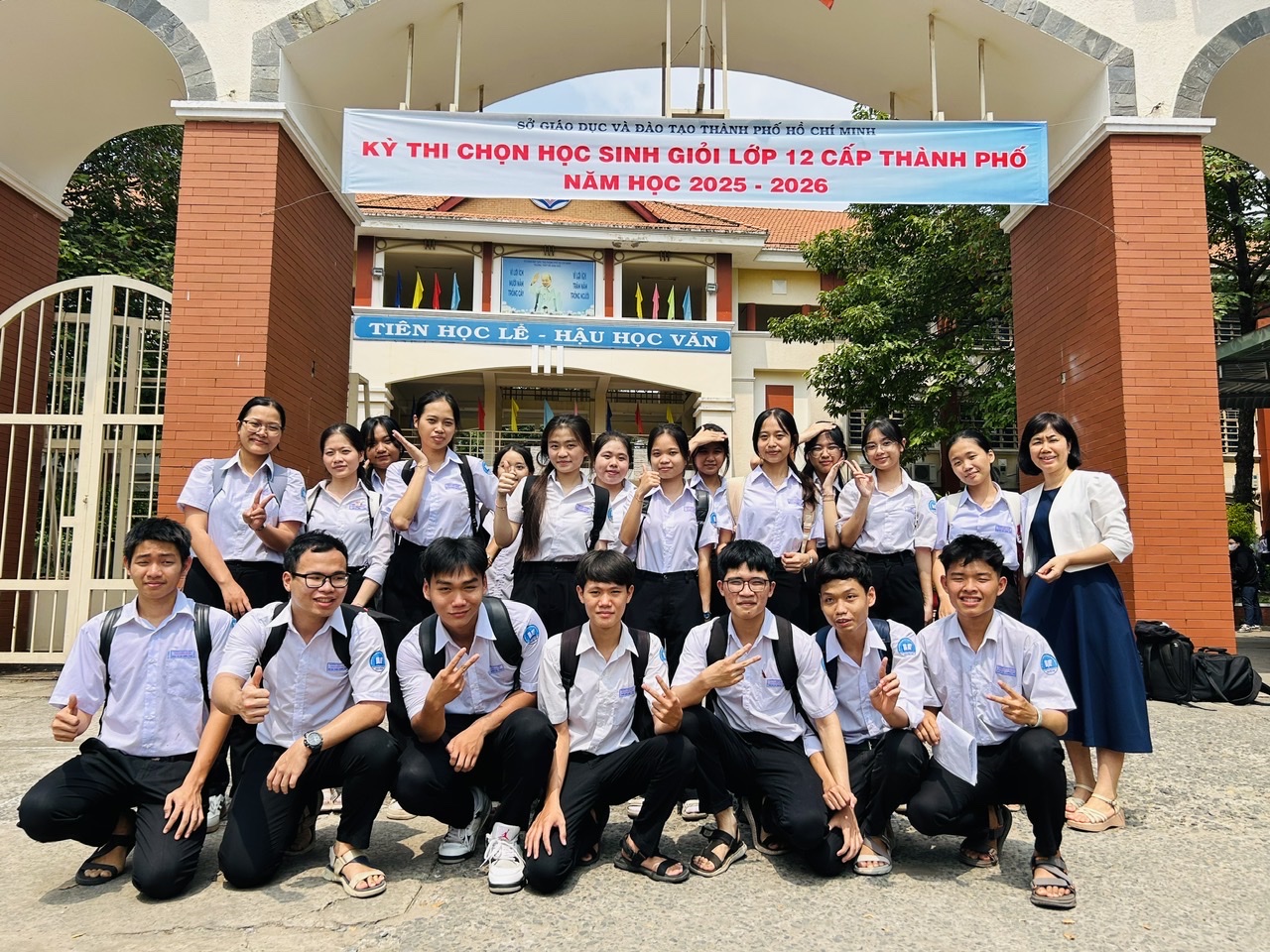 Cô Dương Thu Hiền - Phó Hiệu trưởng nhà trường (bìa phải ảnh) cùng các em học sinh giỏi 12 trong ngày thi 04/03/2026 tại Trường THPT Võ Minh Đức - đường 30 tháng 4, phường Thủ Dầu Một