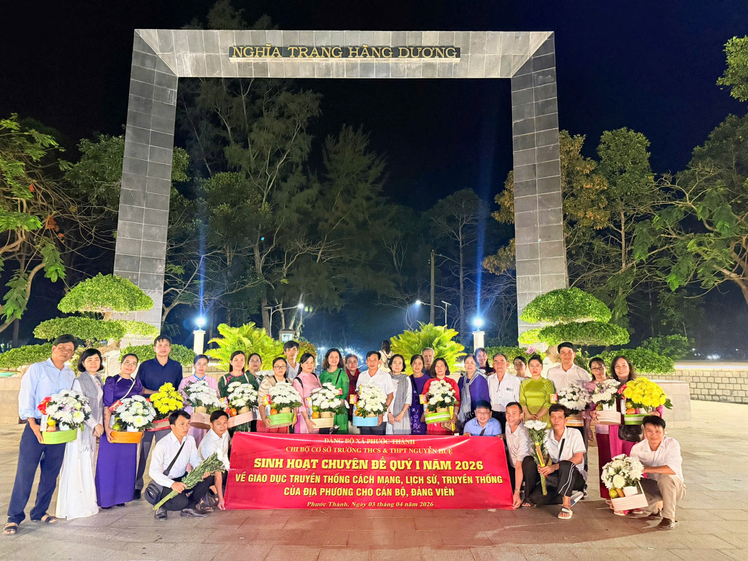 Chi bộ trường THCS và THPT Nguyễn Huệ viếng tại nghĩa trang Hàng Dương