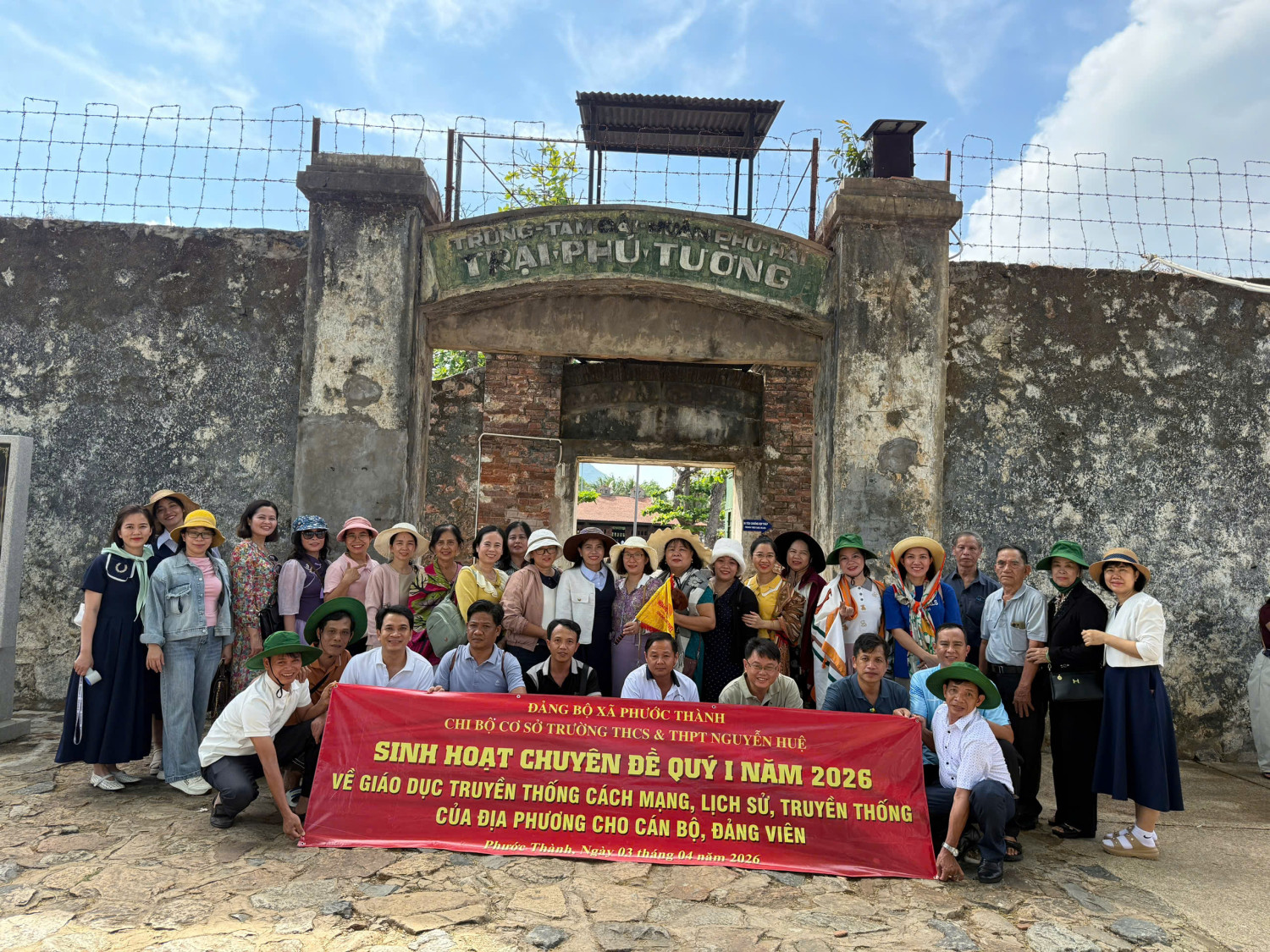 Chi bộ tham quan tại trại Phú Bình