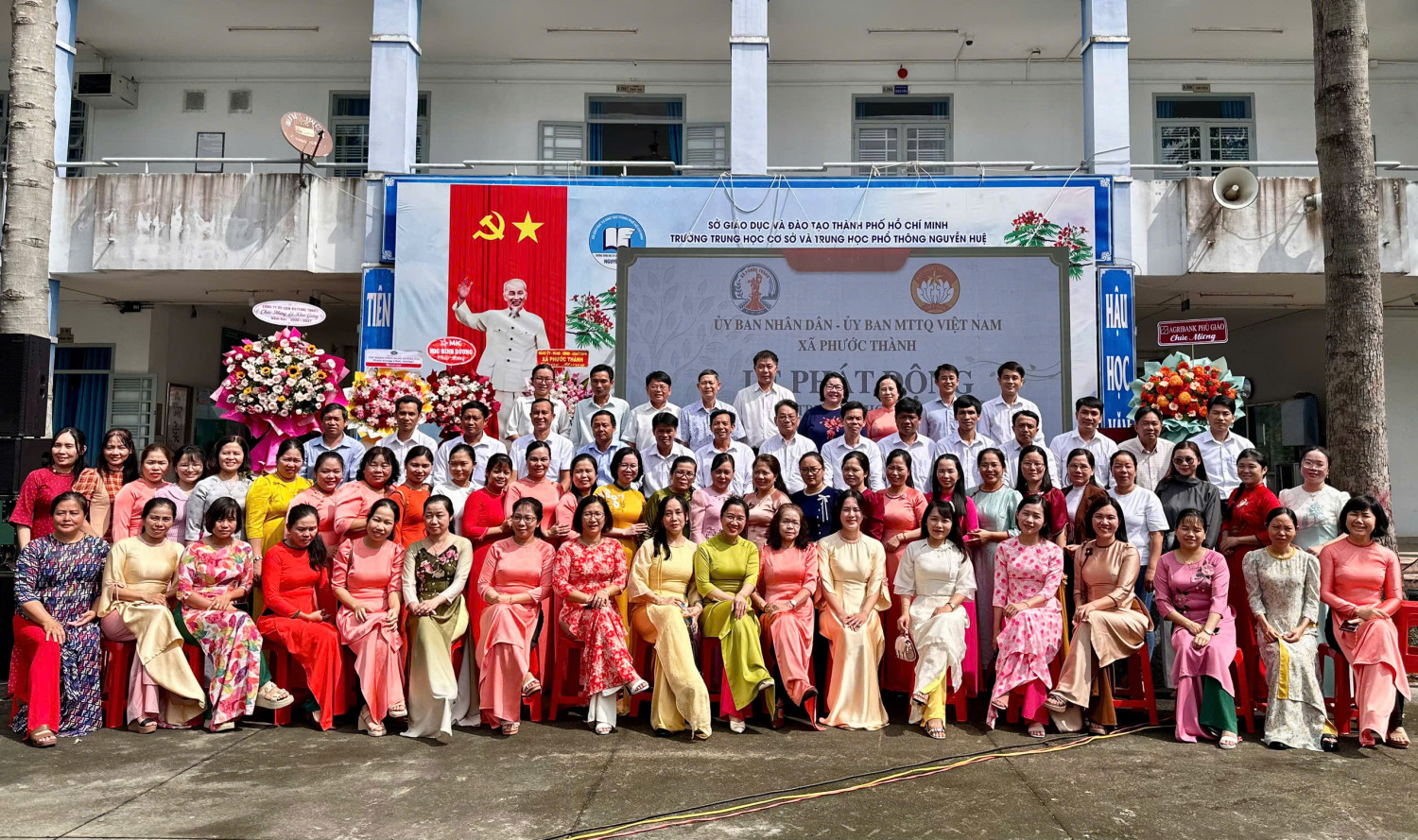 Toàn thể giáo viên đại biểu tham dự chụp ảnh lưu niệm ngày khai giảng